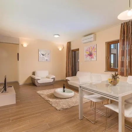 Eleven-bedroom Holiday In Volme * Banjole