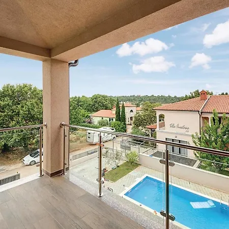 Eleven-bedroom Holiday In Volme Banjole