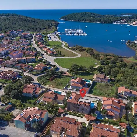 Tatil Evi Eleven-bedroom Holiday In Volme Banjole