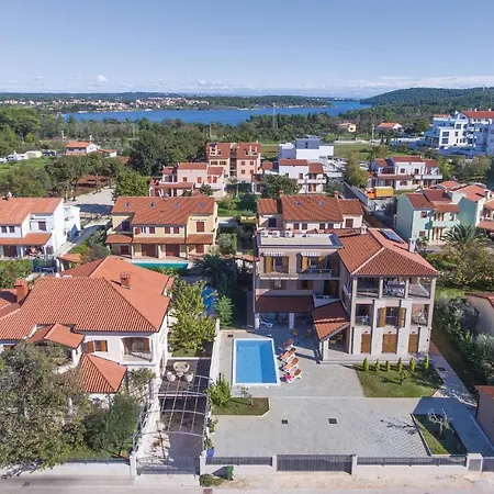 Eleven-bedroom Holiday In Volme *