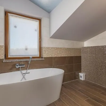 Eleven-bedroom Holiday In Volme * Banjole
