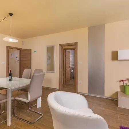 Eleven-bedroom Holiday In Volme Banjole