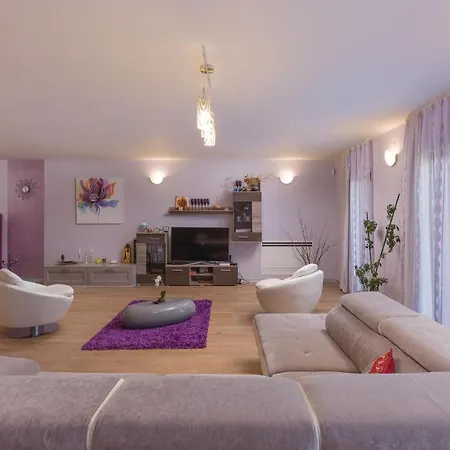 Eleven-bedroom Holiday In Volme * Banjole