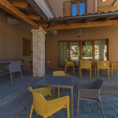 Eleven-bedroom Holiday In Volme Banjole
