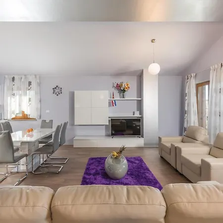 Tatil Evi Eleven-bedroom Holiday In Volme Banjole