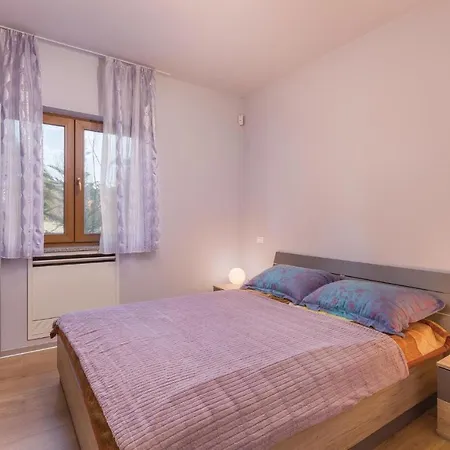 Eleven-bedroom Holiday In Volme * Banjole