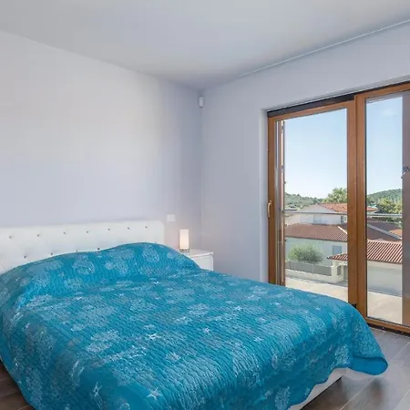 Eleven-bedroom Holiday In Volme Banjole