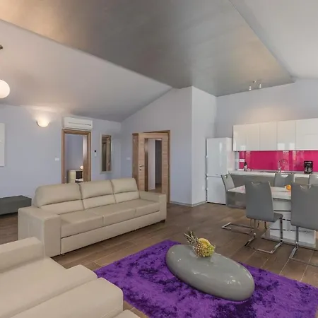 Eleven-bedroom Holiday In Volme *