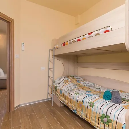 Eleven-bedroom Holiday In Volme Tatil Evi Banjole