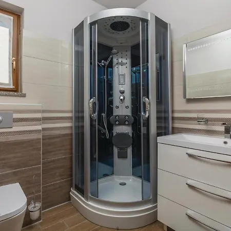 Eleven-bedroom Holiday In Volme Banjole